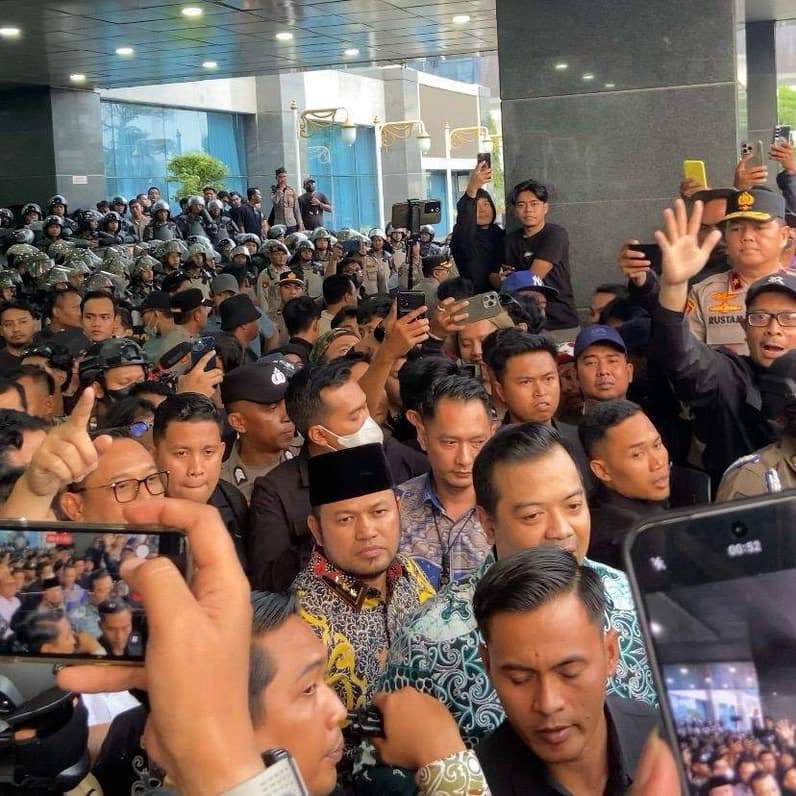 Gubernur Kaltim, Rudy Mas'ud saat akan berhadapan dengan massa aksi yang dikawal oleh ajudan dan aparat kepolisian di halaman Kantor Gubernur Kaltim, Rabu (21/10/2026). (Foto: Tri/Pusaranmedia.com)