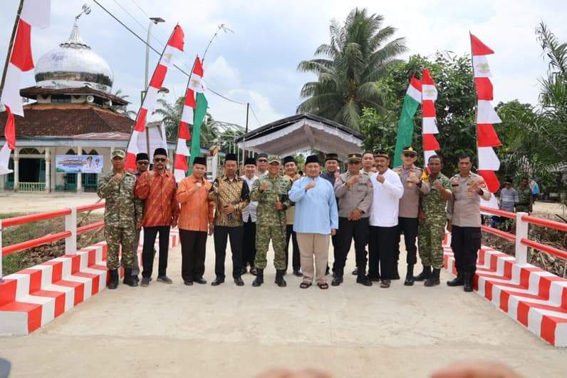 Bupati PPU, Mudyat Noor resmikan Jembatan Garuda Merah Putih di Desa Sebakung Jaya, Kecamatan Babulu. (Foto: Humas Setkab PPU).