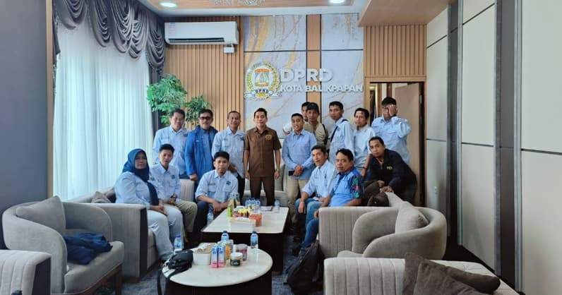 Ketua DPRD Balikpapan, Alwi Al Qadri menerima kunjungan PWI Balikpapan di ruang kerjanya, Rabu (7/0/2026). (Foto: PWI Balikpapan)