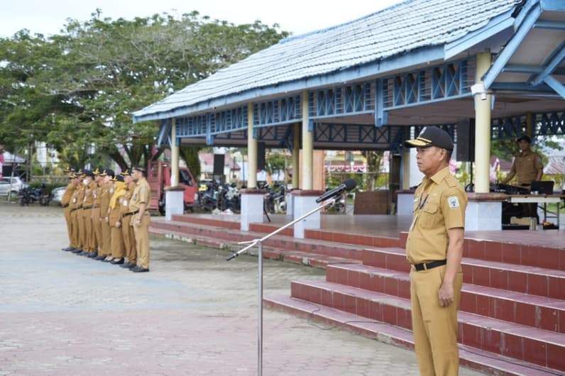 Asisten Bidang Pemerintahan dan Kesejahteraan Rakyat Setprov Kaltara, H. Datu Iqro Ramadhan, S.Sos., M.Si memimpin apel pagi gabungan di lingkup Pemprov Kaltara di Lapangan Agatis, Senin (11/8) pagi.