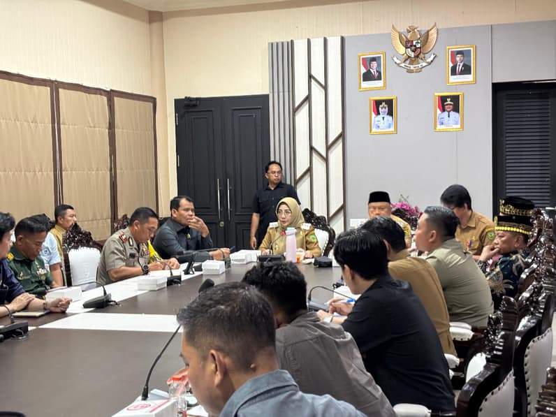 Rapat koordinasi Bupati Berau saat membahas tuntutan masyarakat terkait gangguan pasokan listrik di Ruang Rapat Kakaban. (Foto: Nur Hidayah/ pusaranmedia.com)