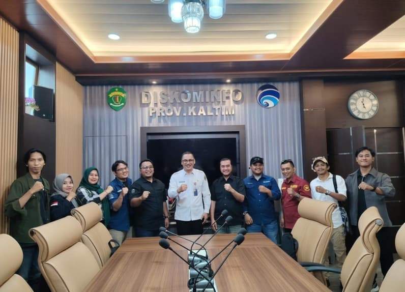 Pengurus PJI Kaltim melakukan audiensi dengan Kepala Diskominfo Kaltim Muhammad Faisal. (Foto: Herdi/Pusaranmedia.com).