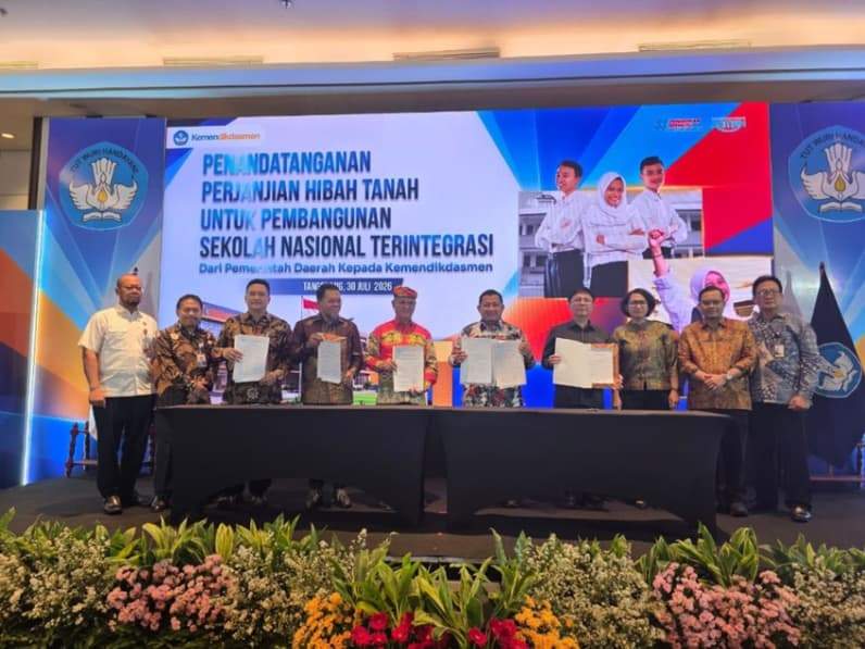 Bupati PPU, Mudyat Noor dan Kemendikdasmen teken berita acara serah terima lahan SNT. (Foto: Humas Setkab PPU).