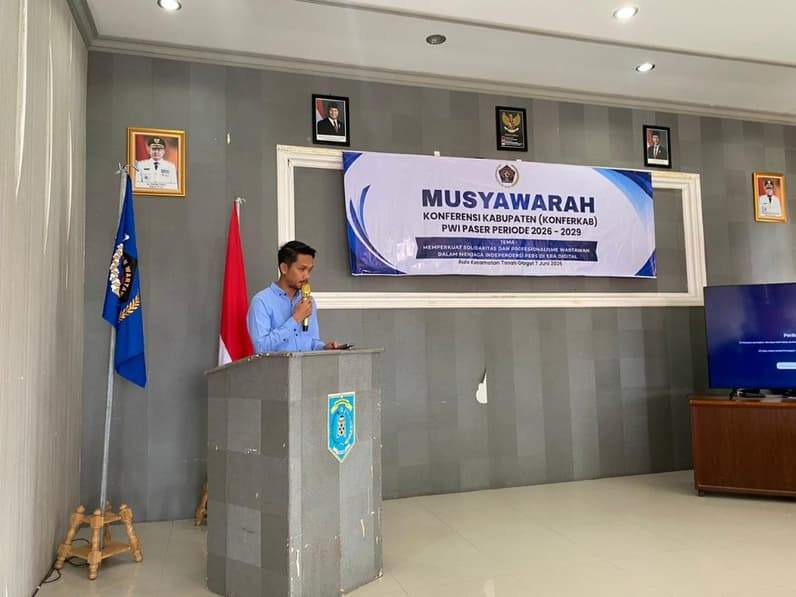 Ketua PWI Kaltim Abdurrahman Amin memberikan sambutan saat kegiatan Konferkab PWI Paser 2026. (Foto: Luthfi/Pusaranmedia.com)