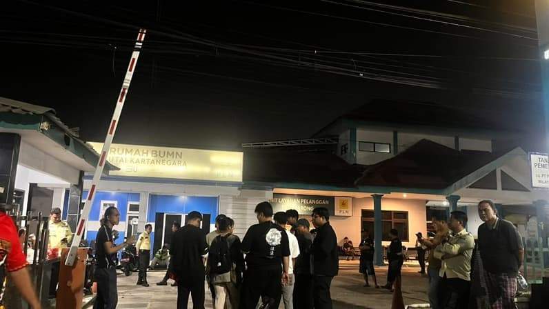 Sejumlah warga mendatangi kantor PT PLN (Persero) ULP Tenggarong (Foto: Aswin/pusaranmedia.com)