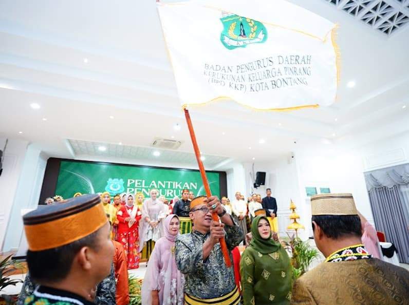 Anggota DPRD Kota Bontang, Bonnie Sukardi Dilantik Ketua Badan Pengurus Daerah (BPD) Kerukunan Keluarga Pinrang (KKP) Kota Bontang periode 2026–2030 (Dok:Lutfi Aziz/Pusaranmedia.com)