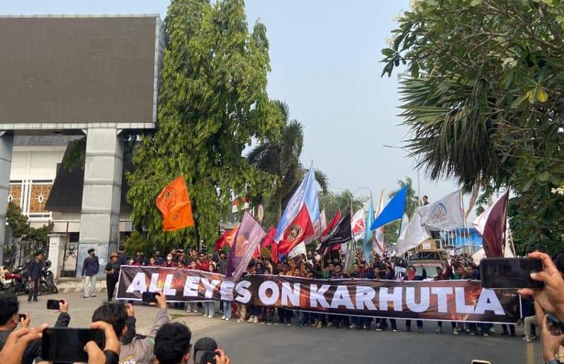 Gerakan Rakyat Menggugat gelar aksi unjuk rasa di Kantor Gubernur Kaltim desak penanganan karhutla, Rabu (21/10/2026). (Foto: Tri/Pusaranmedia.com)