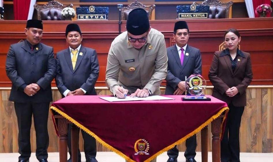 Persetujuan lima Raperda Strategis antara Pemerintah Kota dengan DPRD Kota Samarinda, Rabu (28/10/2026). (Foto: Dok.Pemkot Samarinda)