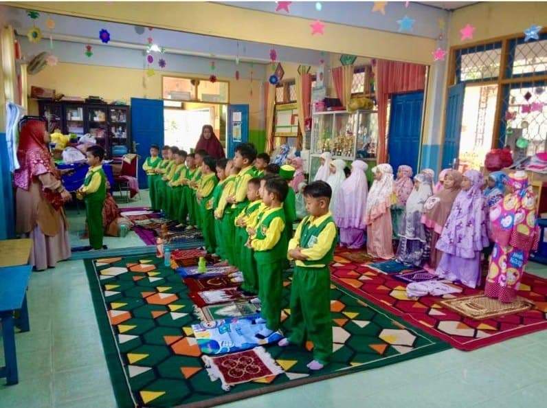 Pelaksanaan salat dhuha di TK Aisyiyah Bustanul Atfal. (Foto: TK Aisyiyah Bustanul Atfal)