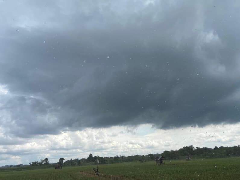 Awan menghitam di sebagian wilayah Samarinda Utara, Senin (11/5/2026). (Foto: Tri/Pusaranmedia.com)