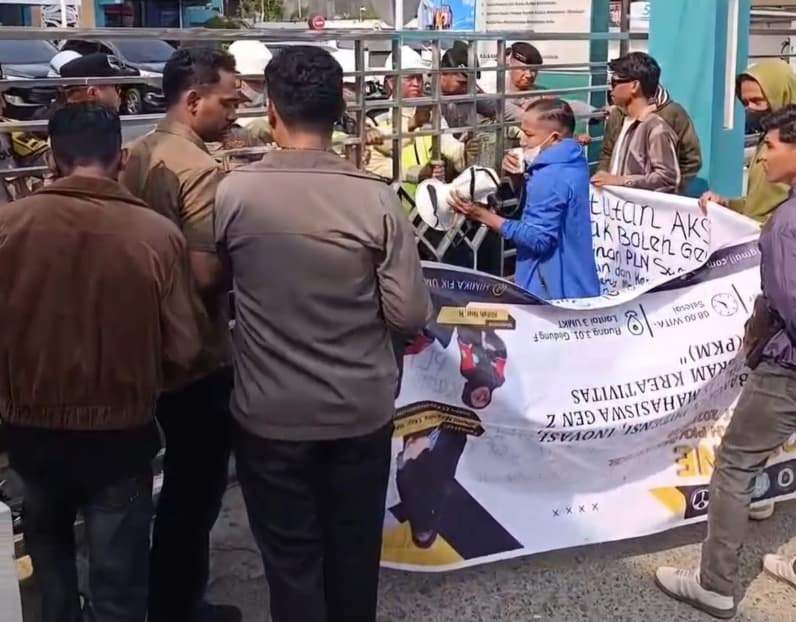 Massa aksi saat meminta pimpinan PLN Samarinda keluar dan dengar tuntutan mereka. (Foto: Herdi/Pusaranmedia.com)