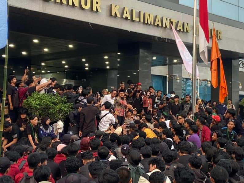 Gubernur Kaltim, Rudy Mas'ud saat menemui massa aksi unjuk rasa di halaman Kantor Gubernur, Rabu (21/10/2026). (Foto: Tri/Pusaranmedia.com)