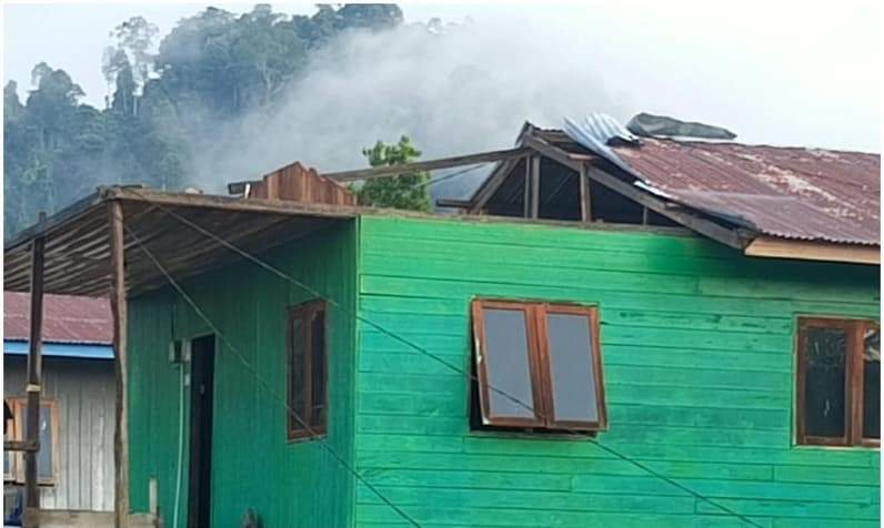 Salah satu rumah warga di Desa Pembeliangan, Kecamatan Sebuku yang paling berdampak. (Foto: Kecamatan Sebuku)
