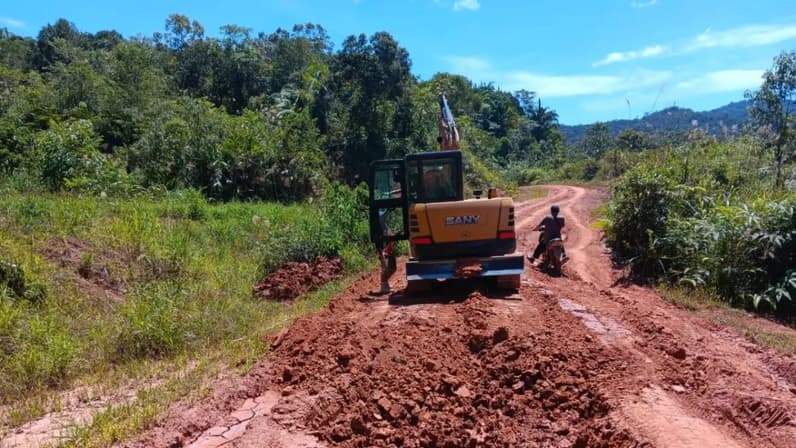 Proses pengerjaan jalan di Kecamatan Krayan Selatan yang sudah dapat dilalui kendaraan roda empat. (Foto: Oktavianus Ramli)