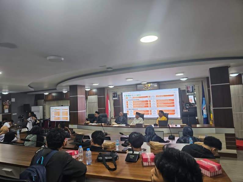 Ketua Senat Prof Muh Amir Masruhim saat melakukan konferensi pers usai penundaan agenda penyampaian Visi-Misi Bacalon Rektor Unmul, di lantai 3 Rektor Unmul. (Foto: Herdi/Pusaranmedia.com).