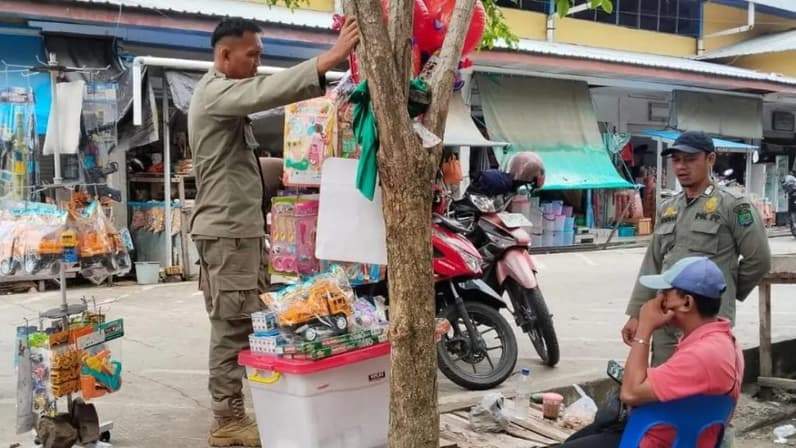 Penertiban PKL yang berada diluar areal Pasar Liem Hie Djung Nunukan. (Foto: Satpol PP Nunukan)
