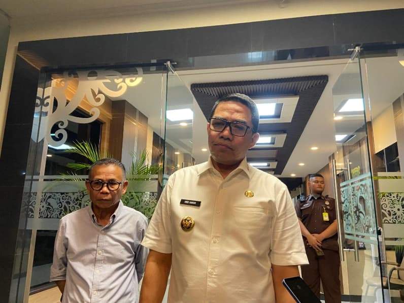 Wali Kota Samarinda, Andi Harun saat diwawancarai di Balai Kota, Rabu (8/4/2026) malam. (Foto: Tri/Pusaranmedia.com)
