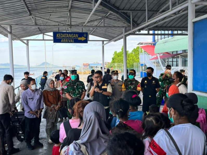 Kepala BP3MI Kaltara Kombes Pol Andi Muh Ichsan saat menerima para deportasi di Pelabuhan Internasional Tunon Taka Nunukan. (Foto: Diansyah/Pusaranmedia.com)