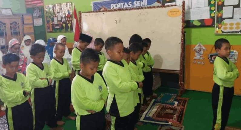 Kebiasaan salat dhuha berjamaad SDN 004 Bontang Barat. (Foto: SDN 004 Bontang Barat)
