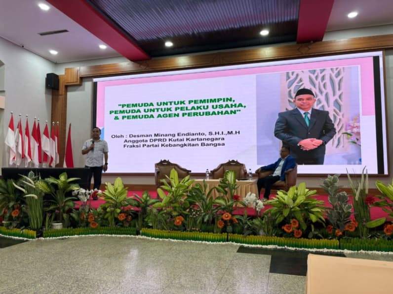 Desman menyampaikan materi bertajuk “Pemuda untuk Pemimpin, Pemuda untuk Pelaku Usaha, dan Pemuda Agen Perubahan.” (foto: Aswin/pusaranmedia.com)