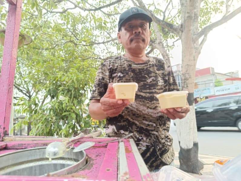 Suhada melayani pembeli yang memesan dua tempat es krim durian di kawasan Tugu Adipura Balikpapan, Sabtu (10/10/2026). (Foto: Achmad Fadillah/Pusaranmedia.com)