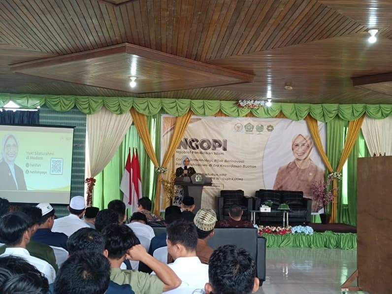Anggota Komisi VIII DPR RI, Hetifah Sjaifudian memaparkan materi dalam seminar NGOPI di Aula STIS Hidayatullah Balikpapan, Selasa (27/10/2026). (Foto: Achmad Fadillah/Pusaranmedia.com)