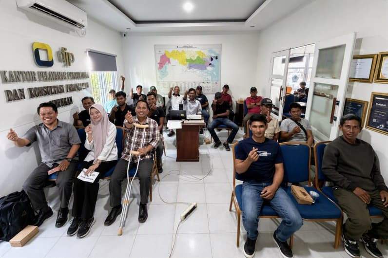 Kepala KP2KP Nunukan Mohammad Irfan bersama para nelayan di Nunukan. (Foto: Diansyah/Pusaranmedia.com)