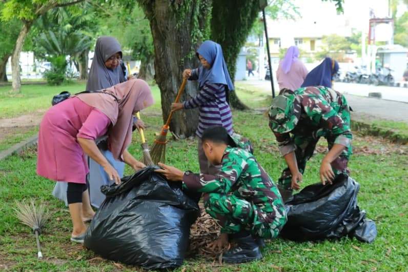 Prajurit TNI bersama warga membersihkan sampah di Lapangan Merdeka Balikpapan, Rabu (8/7/2026). (Foto: Pendam VI/Mlw)