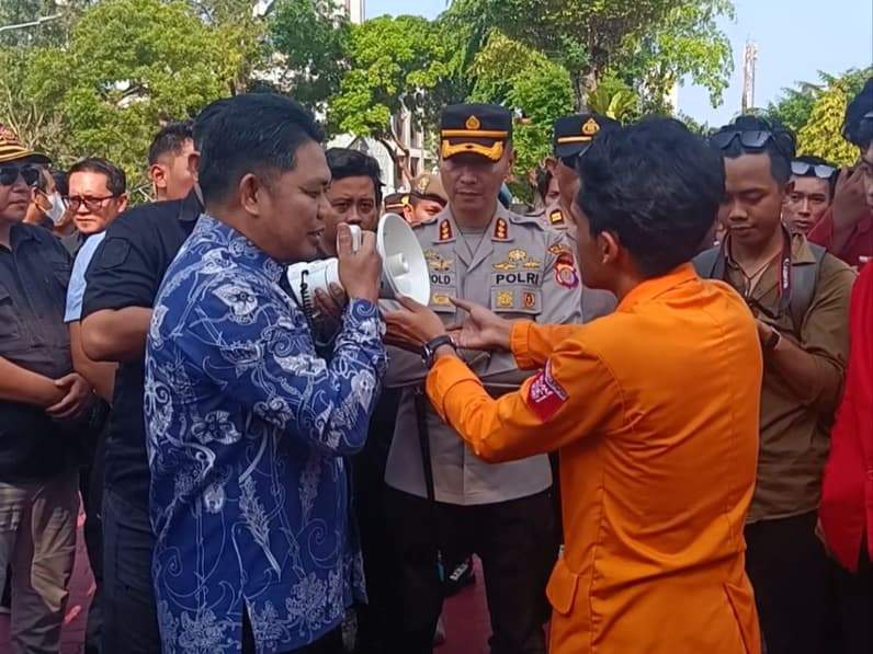 Detik-detik massa aksi mengambil pengeras suara di tangan Asisten I Setkot Balikpapan, Zulkifli dalam unjuk rasa di Balaikota, Kamis (1/10/2026). (Foto: Achmad Fadillah/Pusaranmedia.com)