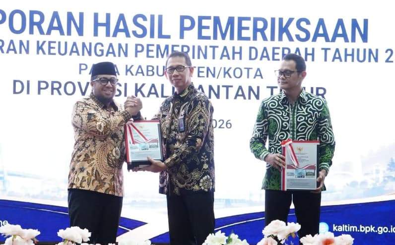 Saat Ketua DPRD Paser Hendra Wahyudi (kanan) mendampingi Wakil Bupati (Wabup) Paser saat menerima opini WTP Dari BPK RI. (Foto : Dok DPRD Paser)