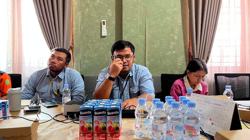 Perwakilan Manajemen PT Pamapersada Nusantara, Tri Rahmat (foto tengah) saat menghadiri rapat Zoom yang difasilitasi Distransnaker Kutim pada Kamis (14/08/2026). (Foto: Siswandi/Pusaranmedia.com)