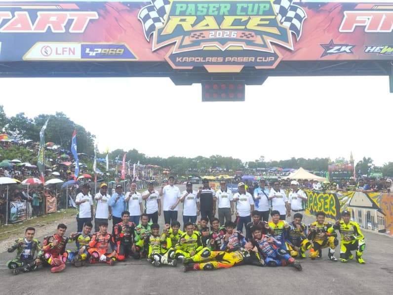 Foto bersama Haji Putra bersama unsur Forkompinda Paser, penyelenggaraan Paser Cup Race 2026 Kapolres Paser Cup, dan sejumlah pembalap. (Foto: Luthfi/Pusaranmedia.com)