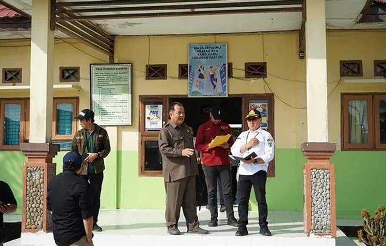 Pdt Robenson Tadem saat melakukan monitoring sarana pendidikan di Malinau. (Foto : Istimewa)