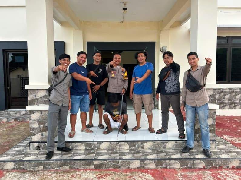 Pelaku pencurian buah sawit yang berhasil diamankan oleh Polsek Sebatik Timur. (Foto: Polres Nunukan)