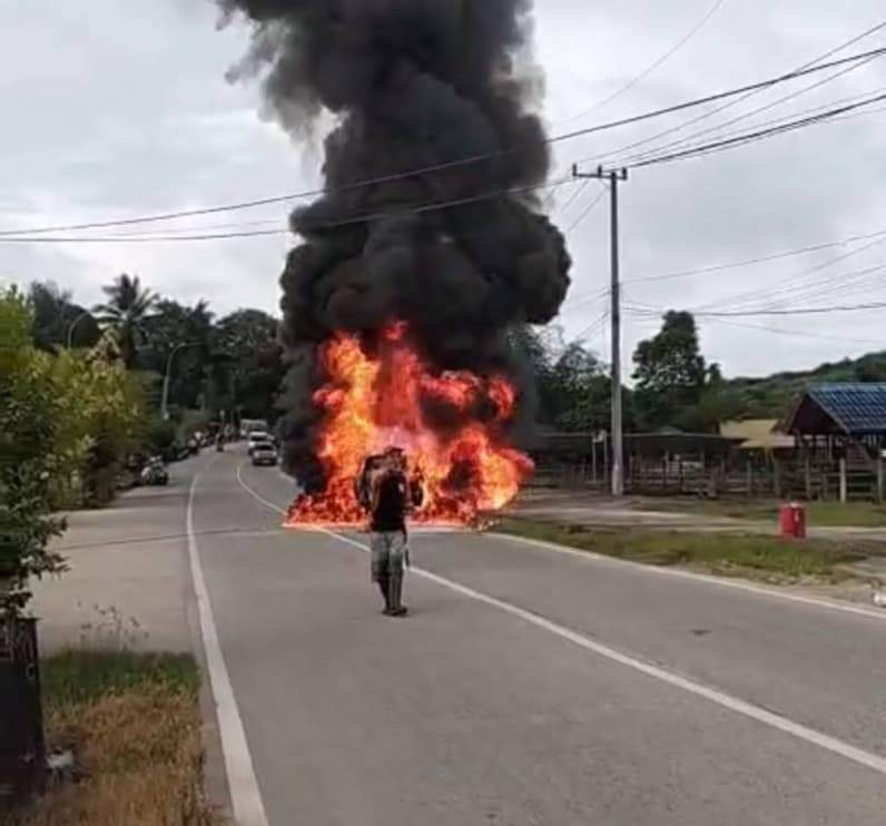 Mobil yang terbakar di mangkurawang (Foto: SS Video Damkar Kukar)