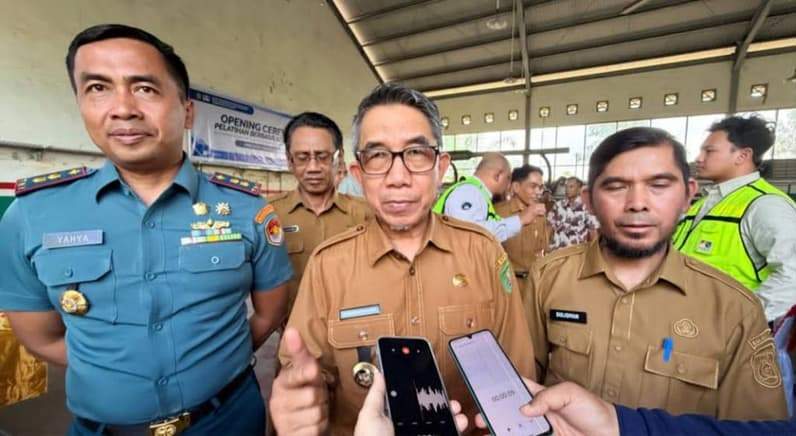 Bupati Kutim, Ardiansyah Sulaiman (tengah) saat di wawancarai wartawan. (Foto: Dok Prokopim Kutim)