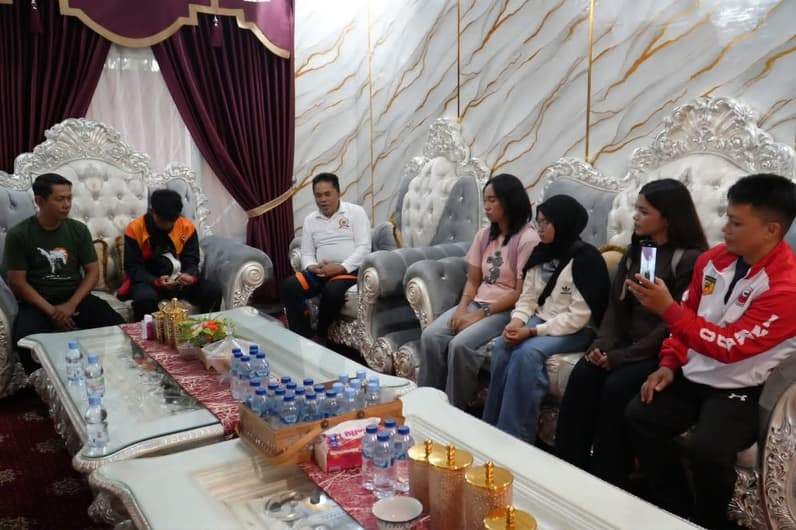 Ahmad Yani lepas 16 atlit Kukar (Dok: Humas DPRD)