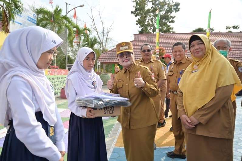Wali Kota Bontang, Neni Moerniaeni Serahkan Bantuan Seragam Gratis. (Foto: Lutfi Aziz/Pusaranmedia.com)