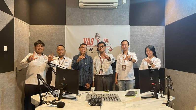 Anggota KPID Kaltim dan staf mengunjungi salah satu penyiaran di Samarinda. (Foto: Jerin KPID Kaltim).
