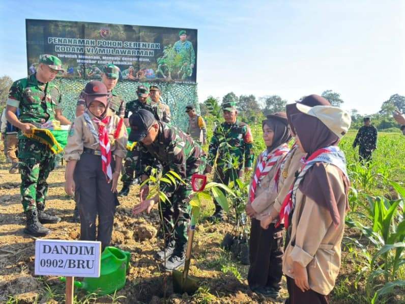Aksi penanaman pohon serentak Kodam VI/Mulawarman di Kampung Sei Bebanir Bangun. (Foto: Nur Hidayah/Pusaranmedia.com)