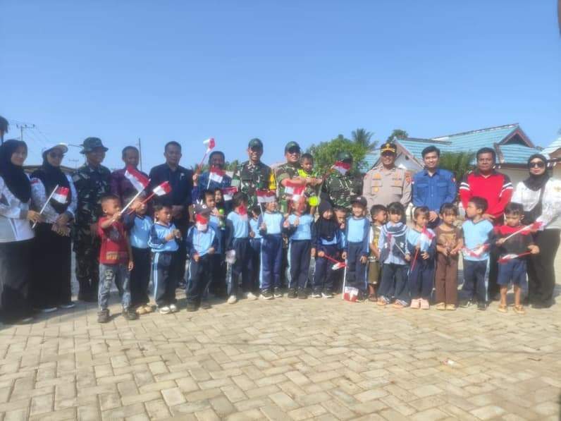 Brigjen TNI Jimmy Watuseke bersama unsur Forkompinda Paser foto bersama dengan anak-anak di Desa Biu. (Foto: Luthfi/Pusaranmedia.com)