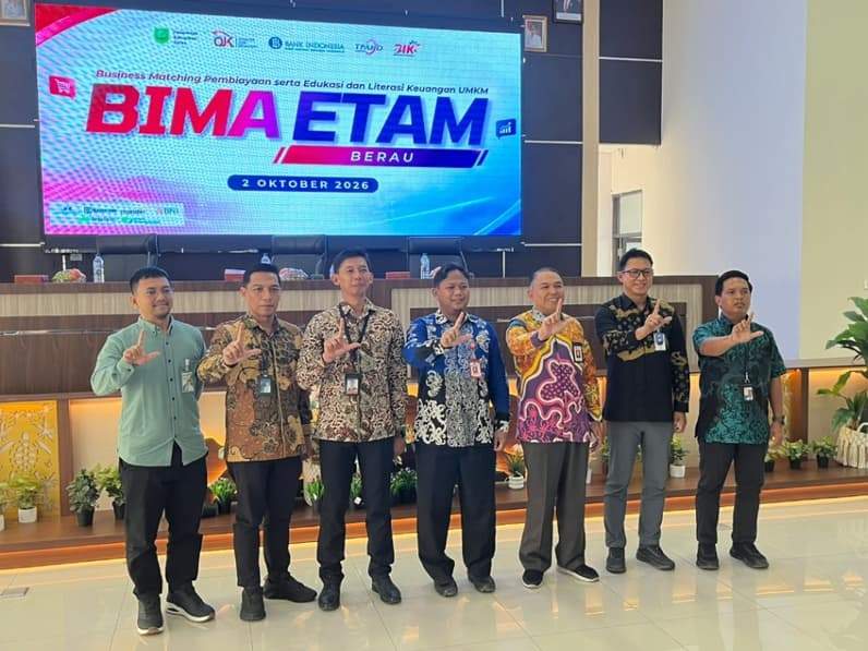 Foto bersama Sekda Berau di acara Business Matching Pembiayaan serta Edukasi dan Literasi Keuangan UMKM (BIMA ETAM). (Foto: Nur Hidayah/ pusaranmedia.com)