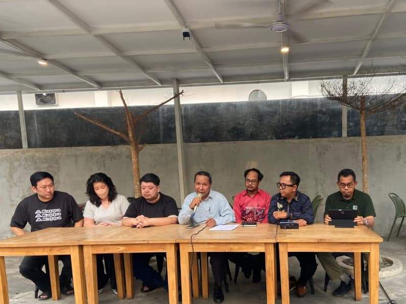 Keluarga pasien didampingi kuasa hukumnya menuntut tanggung jawab RSUD AWS atas dugaan kelalaian medis dalam tindakan operasi jantung yang meninggalkan satu kawat sepanjang 2 cm (Foto: Tri/Pusaranmedia.com)