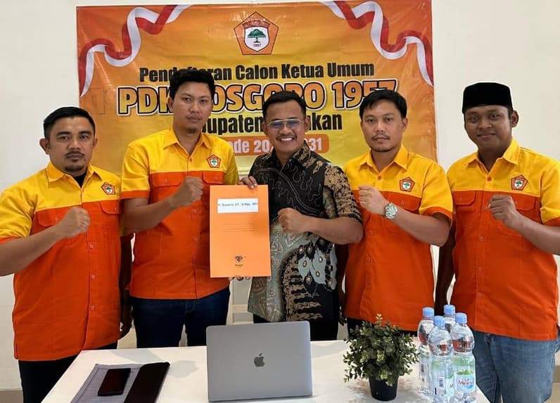 Penyerahan dokumen persyaratan Caketum PDK Kosgoro 1957 Nunukan kepada tim penjaringan di Sekretariat PDK Kosgoro Nunukan (Foto: SC Kosgoro Nunukan)