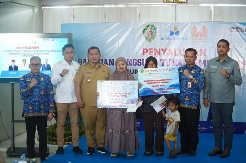 Bupati PPU, Mudyat Noor menyalurkan BLT kepada warga kurang mampu. (Foto: Humas Setkab PPU).
