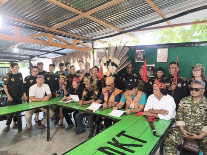 Gabungan lembaga adat Dayak saat menyampaikan pernyataan atas dugaan penghinaan oleh sekelompok pemuda di Nunukan (Foto: Diansyah/pusaranmedia.com)
