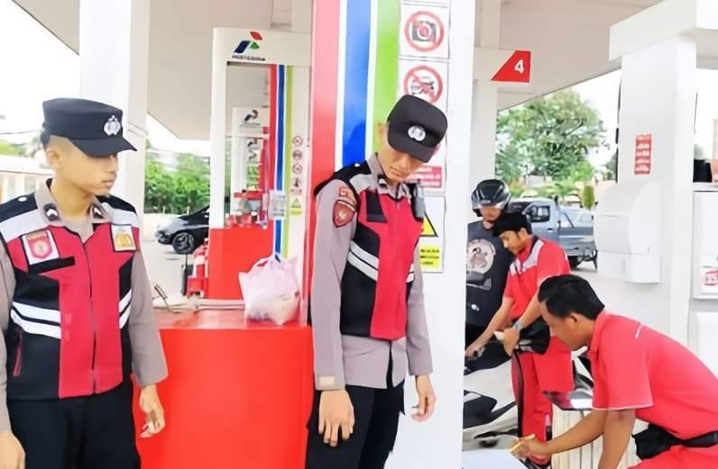 Pengecekan dan pengawasan distribusi BBM di salah satu SPBU di Tanjung Redeb, Kabupaten Berau. (Foto: Polres Berau)