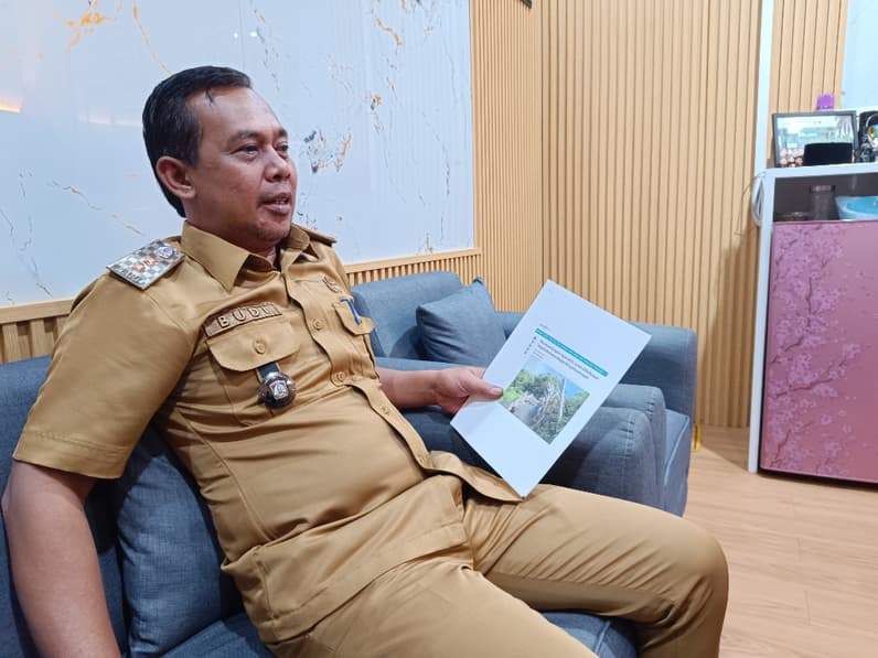 Lurah Karang Rejo, Budi memberikan tanggapan terkait kondisi siring milik warganya di kantor kelurahan, Selasa (5/5/2026). (Foto: Achmad Fadillah/Pusaranmedia.com)