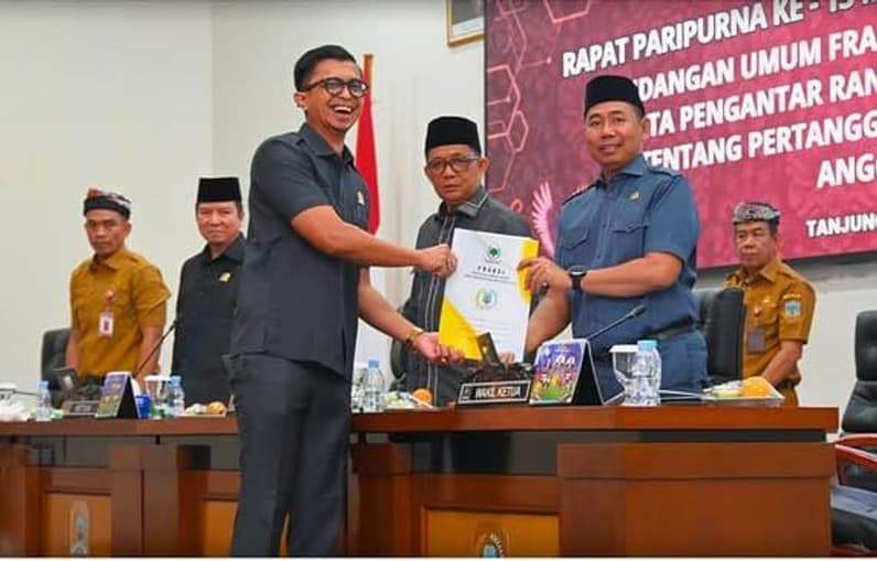 Penyampaian Dokumen Pabdangan Umum Fraksi Golkar kepada Unsur Pimpinan DPRD Kaltara. (Foto: Istimewa)