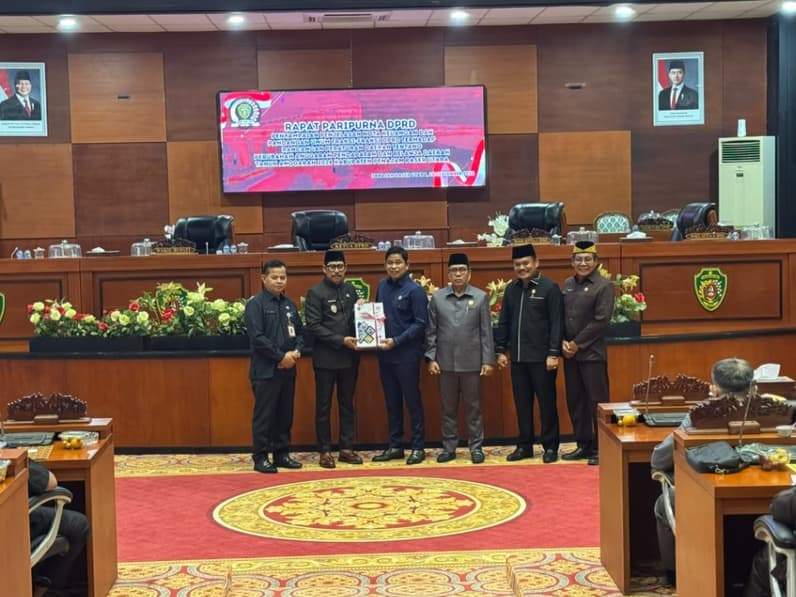Paripurna penyampaian penjelasan nota keuangan dan pandangan fraksi-fraksi DPRD terhadap Raperda tentang APBD Perubahan 2026, Senin (28/9/2026). (Foto: Adi Kade/Pusaranmedia.com).